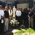 Una de las imágenes de la Virgen de "Con María en el trabajo", con empleados de la empresa Klassic Car.