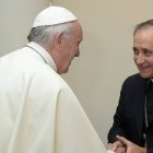 El obispo Juan Ignacio Arrieta con el Papa Francisco; Arrieta trabaja en el Vaticano en textos legislativos