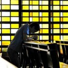 Un hombre reza en la iglesia - foto de Juan Pablo Arias en Cathopic