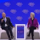 Klaus Schwab, presidente del Foro Económico Mundial, y Ursula von der Leyen, presidenta de la Unión Europea, ambos impulsores de la Agenda 2030, totalitaria, relativista y anticristiana. En la imagen, en Davos 2023.