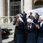 Francisco destacó en su audiencia de este miércoles 26 de abril la labor evangelizadora de los monjes y monjas, que trasciende como "motor" de la oración, las paredes y muros de conventos y monasterios.