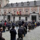 Rosario de hombres en la Plaza Mayor de Madrid.