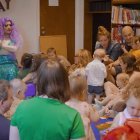 El adoctrinamiento en ideología de género se está implantando a edades cada vez más tempranas. Una modalidad es el cuentacuentos que se implantó en algunas librerías y quiere introducirse en todas las escuelas.