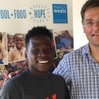 Magnus, fundador de Mary's Meals, con un joven haitiano, antiguo beneficiado, hoy colaborador.