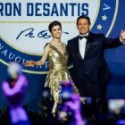 Ron DeSantis y su esposa Casey en enero de 2022... él habla bastante de fe, pero no especifica ser católico