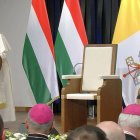 Francisco permanecerá en Hungría durante todo un fin de semana, que estará plagado de encuentros con jóvenes y religiosos: "Pienso en una Europa que no sea rehén de las partes, volviéndose presa de populismos autorreferenciales".