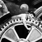 Charlie Chaplin en 'Tiempos modernos' (1936), que dirigió y protagonizó: una crítica a la deshumanización de la producción en cadena.