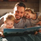 Hijos lectores serán jóvenes menos manipulables. Pero para ello hace falta guiarles en buenas lecturas y hábitos sólidos que creen este amor por la lectura.