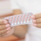 El equipo de investigación, dirigido por expertos en salud de la Universidad de Uppsala (Suecia), argumenta que la relación podría deberse a los cambios hormonales que causan estragos en el bienestar emocional de las adolescentes.