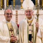 Patrick van der Vorst, junto al cardenal Nichols, arzobispo de Westminster, tras su ordenación sacerdotal / Foto: Archidiócesis de Westminster.