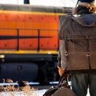Una situación agobiante: el tren se va y te quedas solo en medio de la nada.