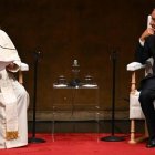 El Papa Francisco, con el presidente portugués Rebello de Sousa, ante las autoridades y diplomáticos en Lisboa