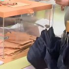 En España, las elecciones municipales y autonómicas coincidieron este año con la festividad de Pentecostés.