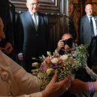 Una niña entrega flores al Papa en los Jerónimos de Lisboa antes de las vísperas