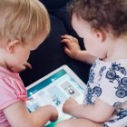 Pantallas para que coman, pantallas durante el paseo, también en los viajes... los bebés acaban estando delante de estos dispositivos horas y horas.