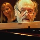 Arvo Pärt (en la imagen, al piano) recibió en 2017 el Premio Ratzinger por sus contribuciones a la música sacra.