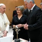 El Papa Francisco recibe al presidente y dirigente comunista cubano Díaz-Canel y su esposa