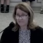 Cuando el FBI encontró a la menor, una funcionaria de Baltimore se negó a devolver a Sage a sus abuelos a menos que aceptaran su transición de género (fotografía: abuela testificando).