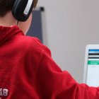 En Suecia y otros países empiezan a dar marcha atrás en la digitaliación de la enseñanza, ante los evidentes peores resultados que ofrece respecto al libro, el papel y la escritura. Foto: Compare fibre / Unsplash.