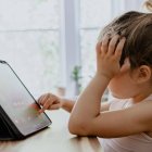 Los niños acceden a su primer móvil a los 12 años de media, una edad muy relacionada con la de acceso a la pornografía, 11 años. ¿Qué medidas poner al respecto? (Foto: Unsplash/Kelly Sikkema).