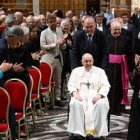 Francisco llega en silla de ruedas al encuentro con artistas en la Capilla Sixtina