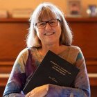Donna Strickland, Nobel de Física, Medalla de Oro del CSIC, canta en su coro parroquial, reparte cantorales, apaga la luz de la iglesia