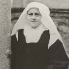 Santa Teresita de Lisieux profetizó antes de morir que "pasaría su cielo haciendo bien en la tierra" y que "haría llover una lluvia de rosas": que por su intercesión caerían sobre miles de hombres y mujeres.