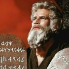 Moisés (Charlton Heston) con las Tablas de la Ley en 'Los Diez Mandamientos' (1956) de Cecil B. DeMille.