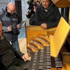 Bätzing, obispo de Limburgo, uno de los más heterodoxos y líder del llamado Camino Sinodal alemán, con periodistas en el órgano de su catedral