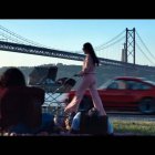 El Cristo Rey que ahora sí se ve en el puente de Lisboa, en la imagen justo encima del vehículo, había sido borrado en la primera versión del anuncio.