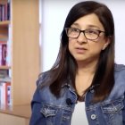 Los padres de Mariana Caminos eran exiliados políticos argentinos que vivían en Ibiza (España). En la isla, la joven pasaría del ateísmo más fuerte... al encuentro personal con "un Dios desconocido".