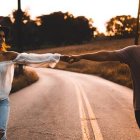 De felices recién casados a padres cansados, irritables... - foto de Devon Divine para Unsplash