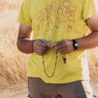 Un joven reza el rosario - foto de Francesco Alberti para Unsplash