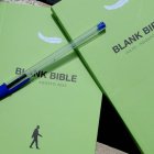 ¿Dios habla hoy? Para responder a esta pregunta, Hakuna presenta la Blank Bible, una libreta de mano plagada de utilidades.