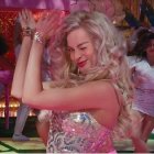 Barbie baila en un mundo de frivolidad hedonista hasta que lanza la pregunta por la muerte