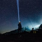 El hombre admirado ante las estrellas, símbolo que suele usar el Premio Razón Abierta - aquí es una foto de Hanson Lu para Unsplash