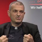 Jacques Mourad, hoy arzobispo de Homs, estuvo cinco meses secuestrado por Estado Islámico en 2015, hasta que logró escapar. Foto: captura entrevista Ayuda a la Iglesia Necesitada.