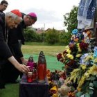 El cardenal Zuppi enciende velas en las tumbas de las matanzas de Bucha, en Ucrania