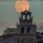 La luna con la espadaña de la iglesia de Masa, Burgos - foto de VerPueblos.com