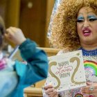 En colegios y bibliotecas, activistas y drags queens adoctrinan en ideología de género a los niños... no es una broma inofensiva