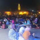Gente en la plaza de Marrakech, con miedo a volver a sus casas tras el terremoto del sur de Marruecos