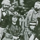 Marx y sus hijas, con su amigo Engels. Dos de las hijas de Marx que aparecen en la foto, Laura y Eleanor, revolucionarias y feministas, se suicidaron en la edad adulta, ya muerto su padre.