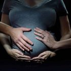 El vientre de alquiler va ligado a la trata en cuanto trabaja con mujeres vulnerables y trafica bebés