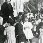 El sacerdote Andrés Manjón y Manjón con niños pobres, para ellos creó las Escuelas Ave María