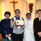 Yuki Kohmo, el cuarto desde la izquierda, celebrando su bautismo el pasado 25 de diciembre (Foto cedida a UCA News).