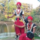 Hombres indios con trajes de danza khasi, en Shillong. Foto: Juan Pablo Torrents Faura.