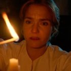 Santa Vicenta María enciende una vela angustiada pensando en la vocación que Dios le pide, en la película La Sirvienta