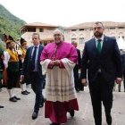 El arzobispo Sanz Montes con el presidente autonómico, Adrián Barbón, socialista, en la cita institucional del Día de Asturias