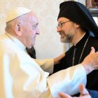 Francisco saluda al metropolita Job, que encabeza la delegación del patriarcado ortodoxo de Constantinopla a la que recibió este viernes. Foto: Vatican Media.