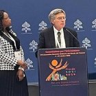 Ruffini y Sheila Pires, responsables de comunicación del Sínodo, en el primer briefing que no dice casi nada